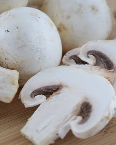 Champignon fresco inteiro e fatiado